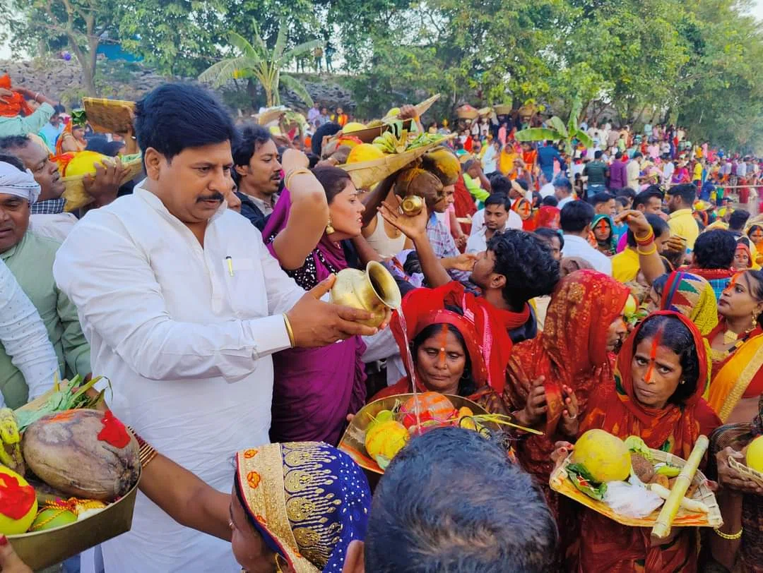 योगिराज डॉ रामनाथ अघोरी बाबा छठ घाट पर अर्घ्य देने के लिए सबसे अधिक जुटी श्रद्धालुओं की भीड़,पूर्व नगर सभापति मनोहर यादव ने भी परिजनों सहित दिया अस्ताचलगामी भगवान सूर्य को अर्घ्य
