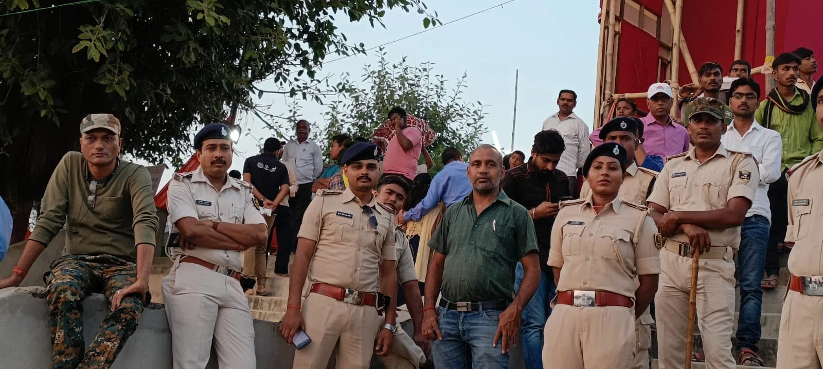चाक-चौबंद प्रशासनिक व्यवस्था के बीच लाखों श्रद्धालुओं ने विभिन्न छठ घाटों पर सूर्यास्त के समय दिया अर्घ्य,गोगरी में चोर- उचक्कों और उपद्रवियों पर थी पुलिस की पैनी नजर