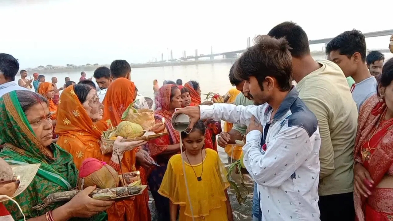 विभिन्न क्षेत्रों में डूबते सूर्यदेव की हुई अराधना, व्यापक सुरक्षा व्यवस्था के बीच विभिन्न जगहों पर आयोजित किए गए हैं सांस्कृतिक कार्य