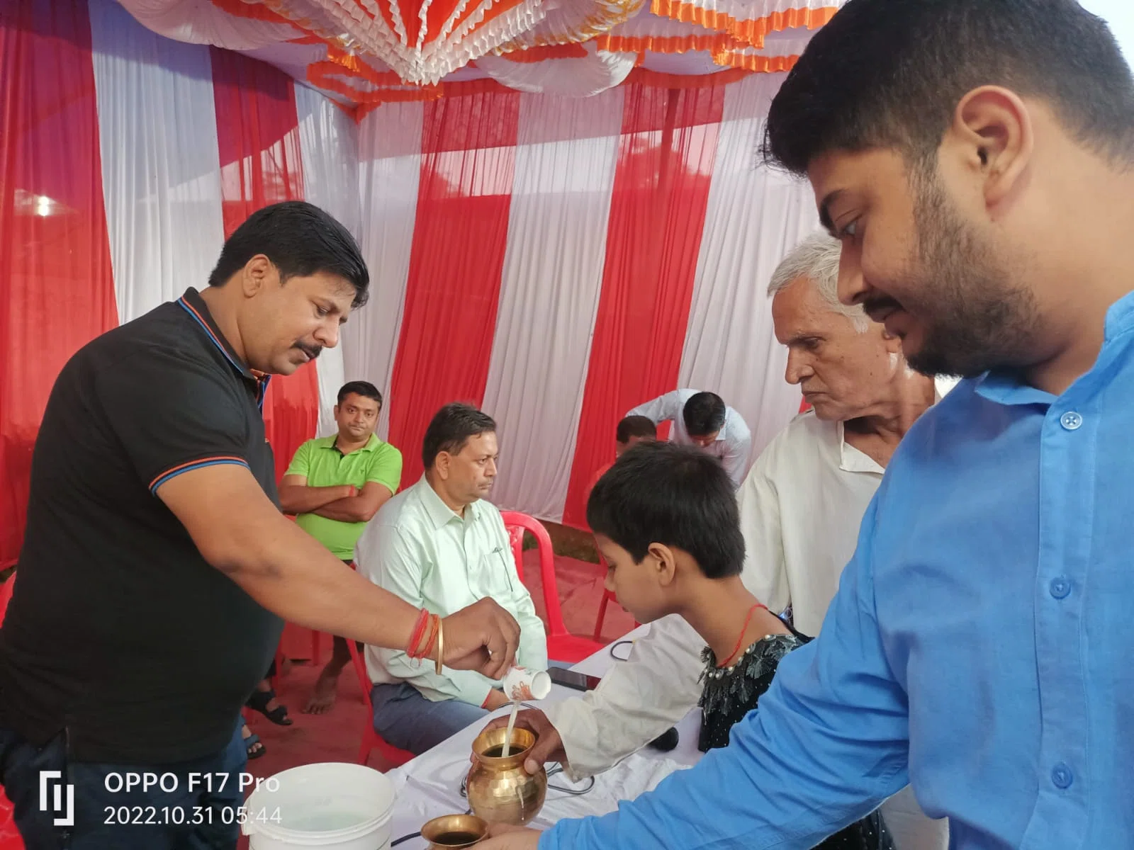 ...और अर्घ्य देने के लिए श्रद्धालुओं के बीच पूर्व नगर सभापति मनोहर यादव ने किया दूध का वितरण, उदयीमान भगवान भास्कर को अर्घ्य देने के साथ महा पर्व छठ सम्पन्न