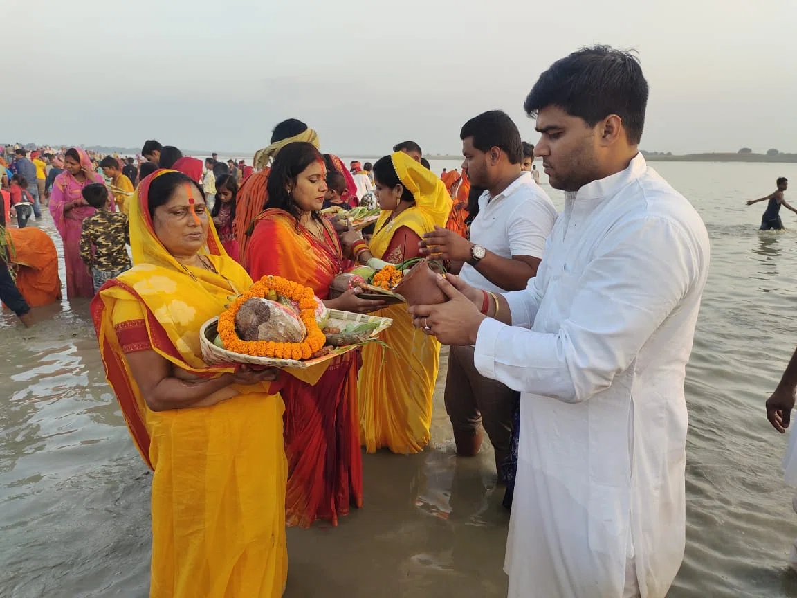 पूर्व विधायक ने डूबते व उगते हुए सूर्य को अघर्य देने के साथ किया व्रत सम्पन्न, कहा-इस पर्व में दूर-दूर तक नहीं दिखाई देती अंधविश्वास की झलक