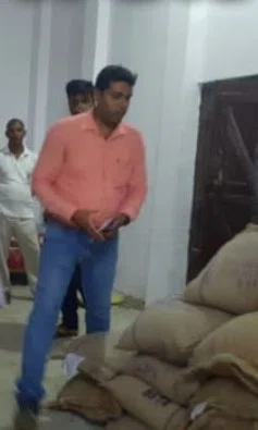 चिरैया के भाजपा एमएलए प्रतिनिधि चोरी के एमडीएम का चावल सहित धराए,घर से बरामद हुआ एमडीएम का चावल,लोगो ने कहा-बच्चों का निवाला गटकने से भी बाज नहीं आ रहे जनप्रतिनिधि