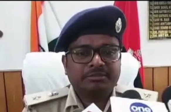अपनी माँ को दस साल पहले भगाकर शादी कर लेने से आक्रोशित युवक ने भगाने वाले शख्स के घर में घुसकर चार को मार दी गोली, हथियार सहित युवक गिरफ्तार, एसपी ने किया खुलासा