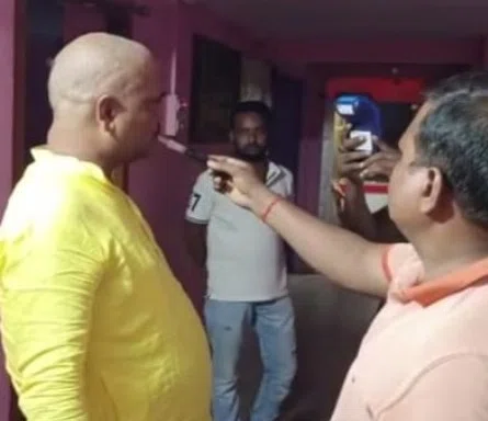 थाने से महज सौ मीटर की दूरी स्थित होटल में शराबबंदी कानून की धज्जियां उड़ाते राजद नेता सहित दो गिरफ्तार,एक शराबी मौका ताड़कर हुआ फरार,एएसआई निलंबित, नेताजी के होटल में चल रही थी शर