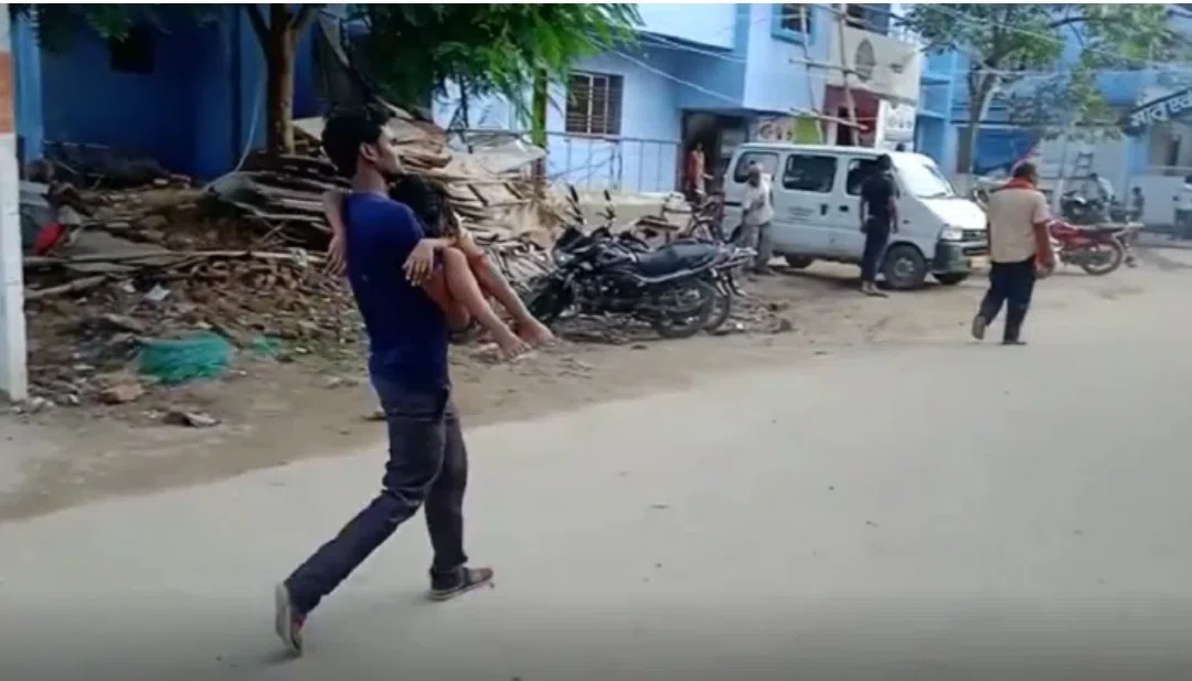 ...और सामने आया अस्पताल प्रबंधक का अमानवीय चेहरा, मासूम पुत्री का शव गोद में लेकर भटकता रहा बेबस पिता,एंबुलेंस देने से किया इंकार