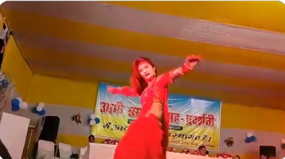 तीन दिनों तक चलने वाले उद्योग मेला में कई वरीय अधिकारी और सुरक्षा कर्मियों ने अश्लील गानों पर बार बालाओं के डांस से आंखों को खूब दिया सुकून, बिहार सरकार के उद्योग मंत्री ने किया था