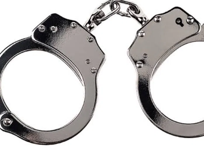 चोरी करते रंगे हाथ धराए दो चोर को ग्रामीणों ने किया पुलिस के हवाले