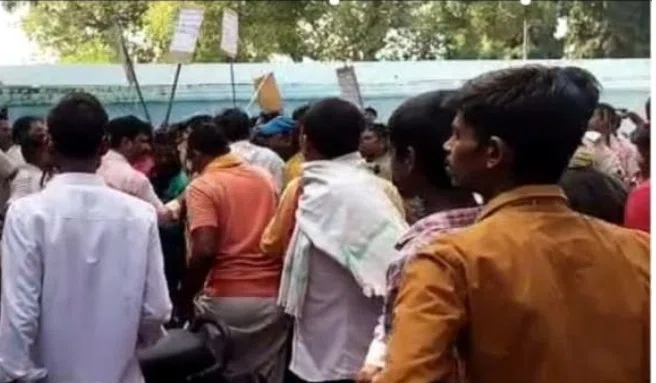 एक मुकदमे के मामले को ले हंगामा कर रहे लोगों ने चौथम सीओ को पीटा, कपड़े भी फाड़ डाले MP-MLA के सामने हुई घटना