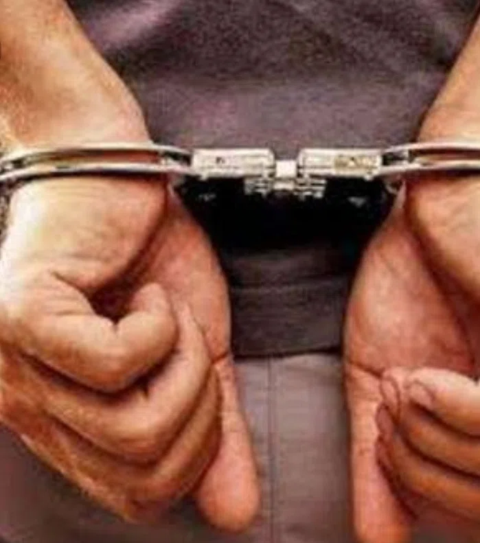 बेलदौर में किसी अपराध को अंजाम देने से पहले दो बदमाश देसी कट्टा और जिंदा कारतूस के साथ चढ़ा पुलिस के हत्थे
