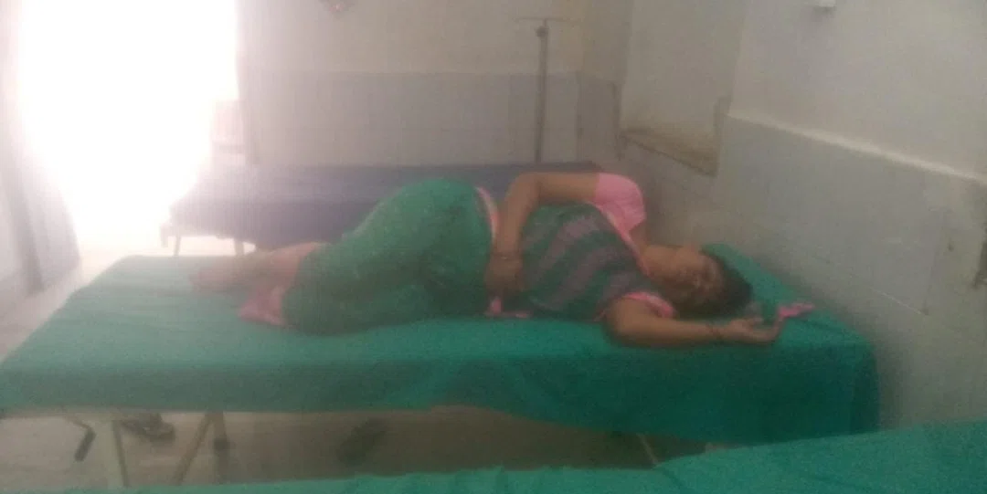 आंगन में रातोंरात पीलर गाड़ने का महिला ने किया विरोध,तो दबंग पड़ोसी ने बरपाया कहर