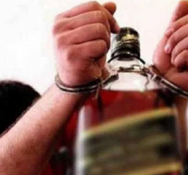 एक शराब कारोबारी शराब के साथ धराया,तो एक हो गया फरार,उत्पात मचा रहा पांच शराबी भी चढ़ा पुलिस के हत्थे