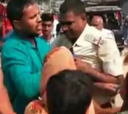सड़क पर खड़ी ऑटो को हटाना दारोगा को पड़ा मंहगा,ऑटो चालक सहित स्थानीय लोगों ने कर दी जमकर धुनाई,अस्पताल में भर्ती हैं दारोगा