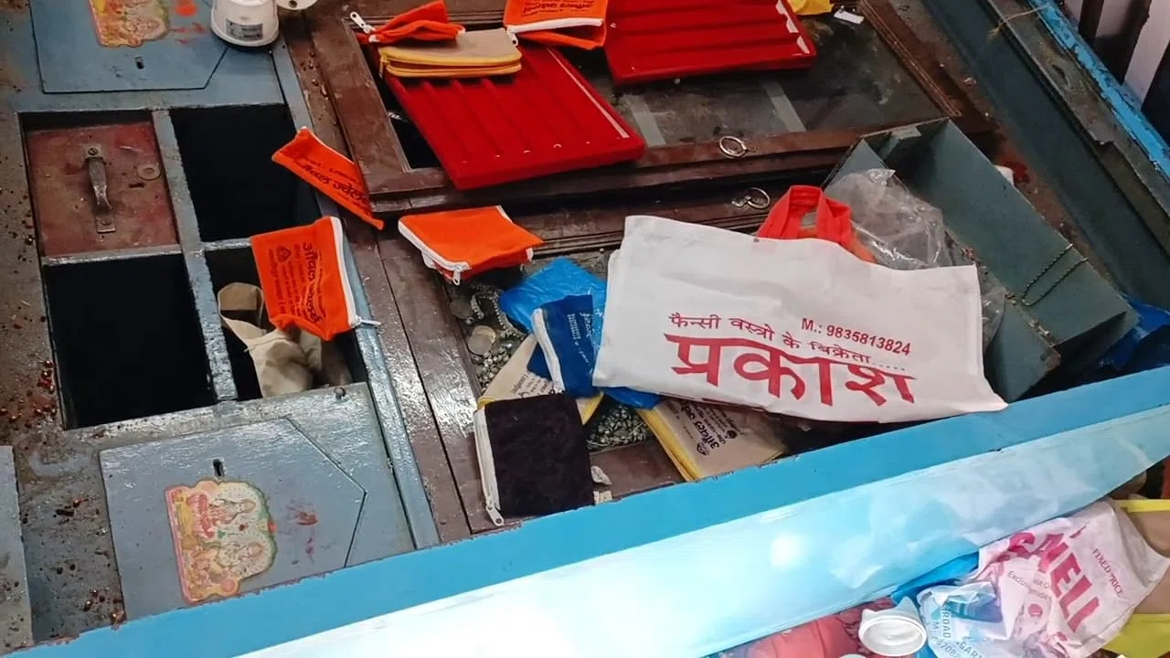 दो ज्वेलरी की दुकानों से लगभग 28 लाख के जेवरात को चोरों ने उड़ाया, एक ही रात दो दुकानों में चोरी की घटना को अंजाम देने के बाद सीसीटीवी को तोड़ा,पड़ताल में जुटी पुलिस