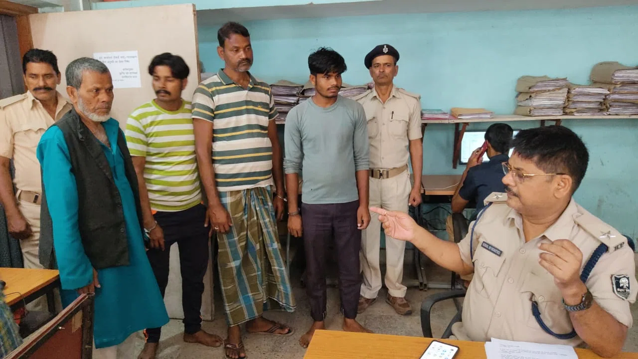 नशे के कारोबारी को भीड़ ने पुलिस पर हमला कर छुड़ाया, 160 पीस कोडीनयुक्त कफ सीरप बरामद,पुलिस पर हमला मामले में चार गिरफ्तार