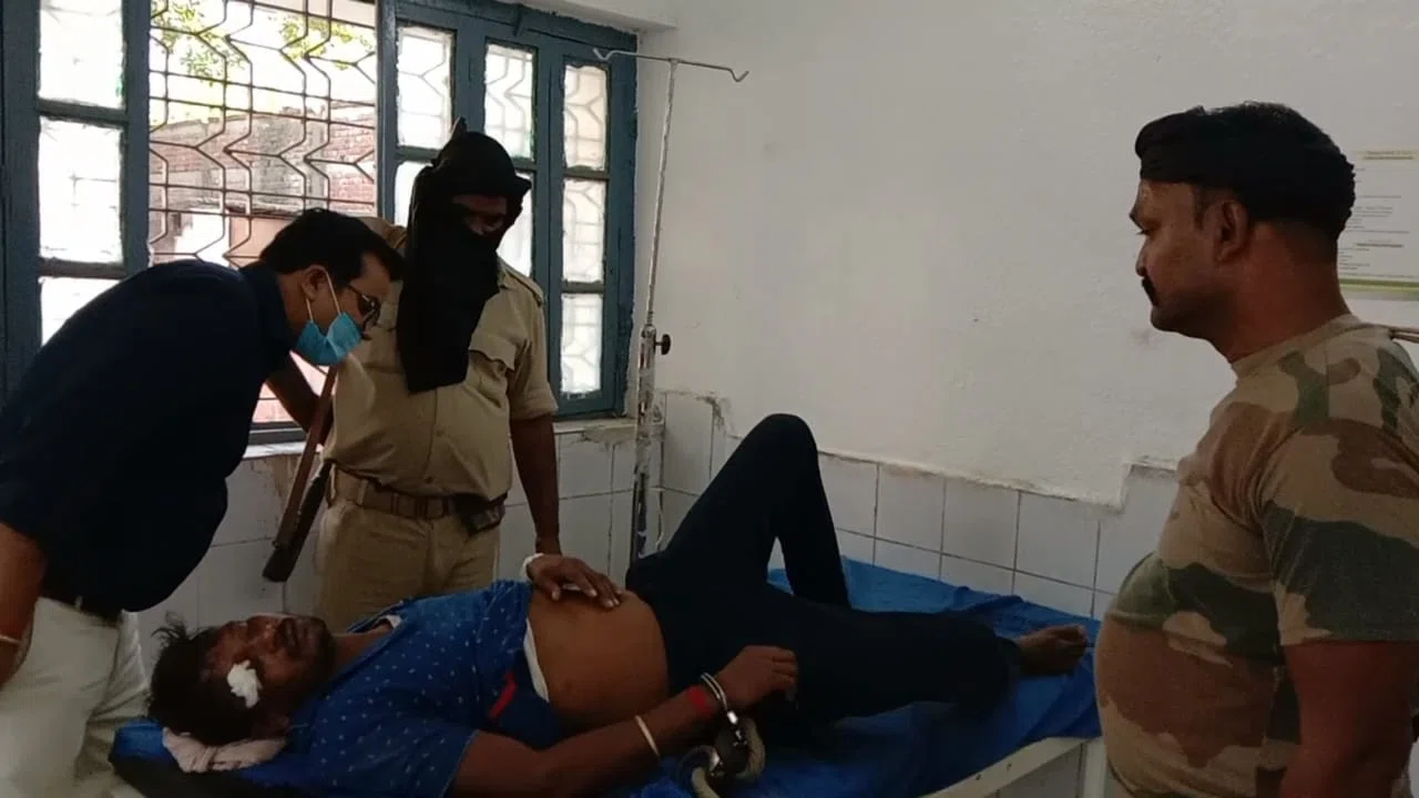 वाहन सवार महिला के साथ छिनतई करते भागलपुर के युवक को भीड़ ने दबोचा,जमकर हो रही पिटाई के बीच पहुंची पुलिस ने कब्जे में ले सीएचसी पहुंचाया