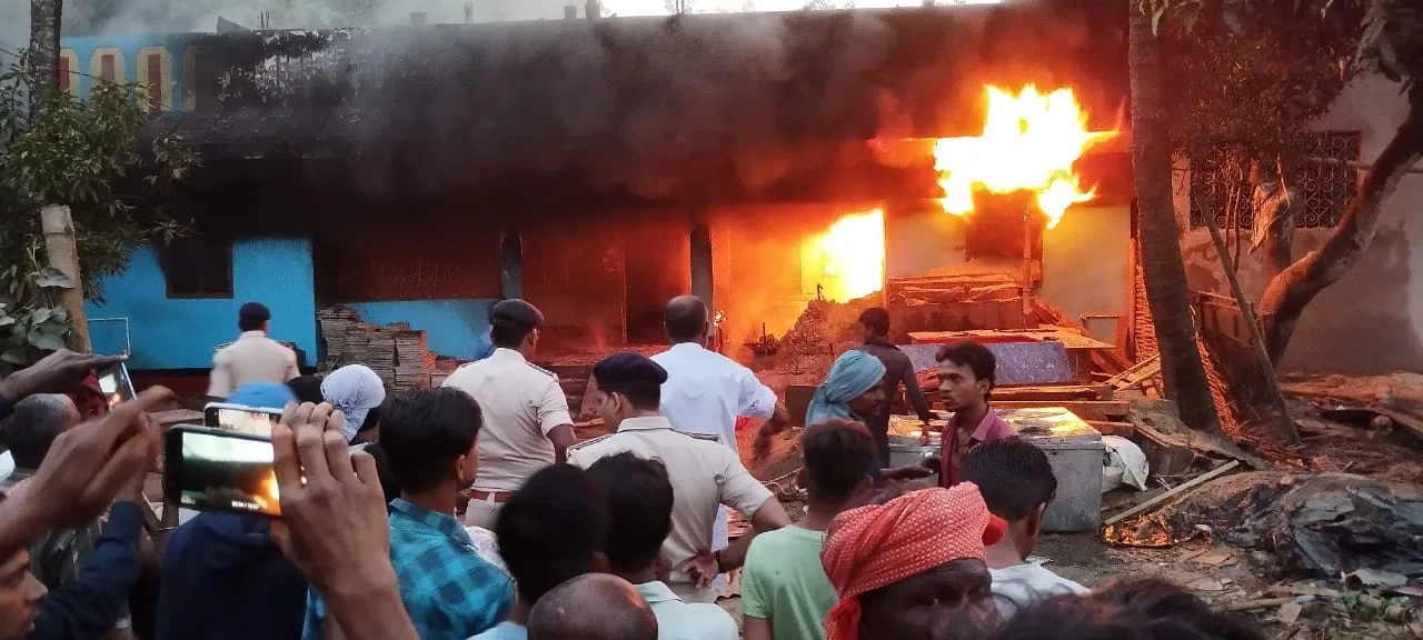 गैस सिलिंडर फटने से लगी आग,पूरा घर जलकर हो गया राख