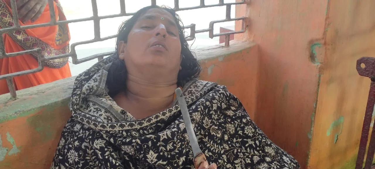 पड़ोसी के घर घुसकर महिला पर धारदार चाकू से वार कर मौत के घाट उतारने की कोशिश विफल,सनकी युवक के कारनामे की खूब हो रही चर्चा