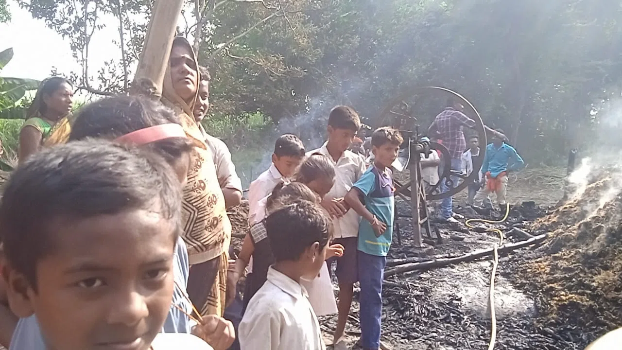 व्यस्क लोग गए थे खेत और घर में सोए थे छोटे-छोटे बच्चे,तभी लग गई आग,दो परिवार के आशियाने हो गए खाक, ग्रामीणों के सहयोग से बची बच्चों की जान