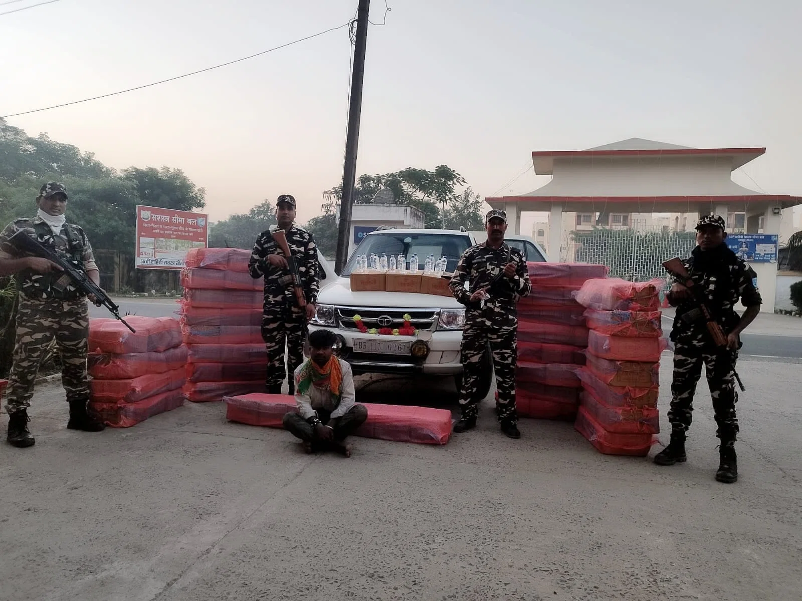 नेपाल से तस्करी कर लाया जा रही थी 27 सौ बोतल शराब, एसएसबी की स्पेशल टीम ने माल वाहक टाटा सफारी गाड़ी के साथ एक को किया गिरफ्तार