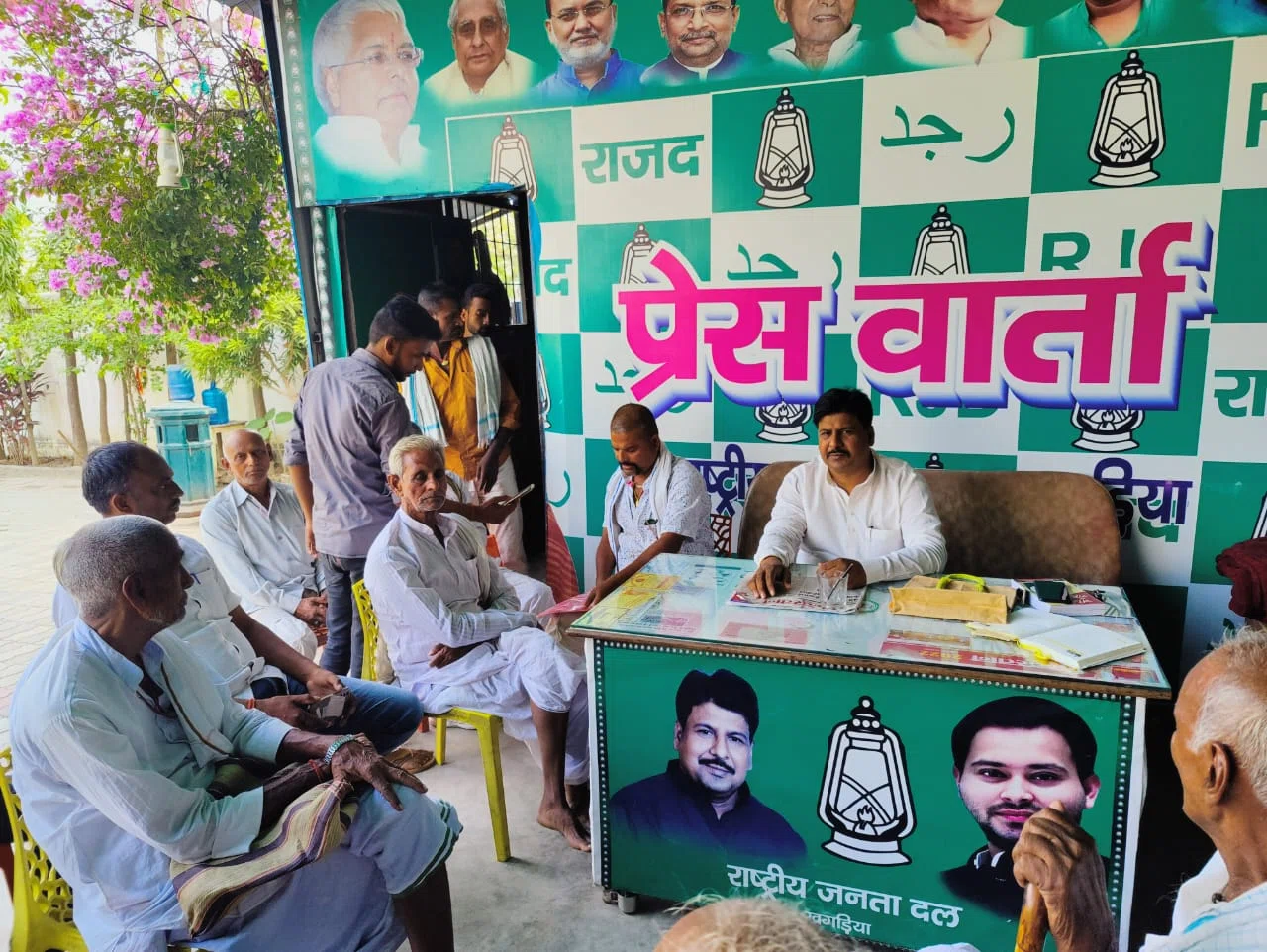 ...और पूर्व राजद एमएलसी प्रत्याशी मनोहर यादव ने कटाव प्रभावित लोगों को सीएम और डिप्टी सीएम से मिलकर नए सिरे से कटाव निरोधात्मक कार्य कराने का दिलाया भरोसा