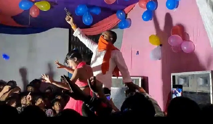 बर्थडे पार्टी में चल रहा था बार बालाओं का डांस,हुई हर्ष फायरिंग,एक युवक को लगी गोली,छुपकर कराया जा रहा इलाज