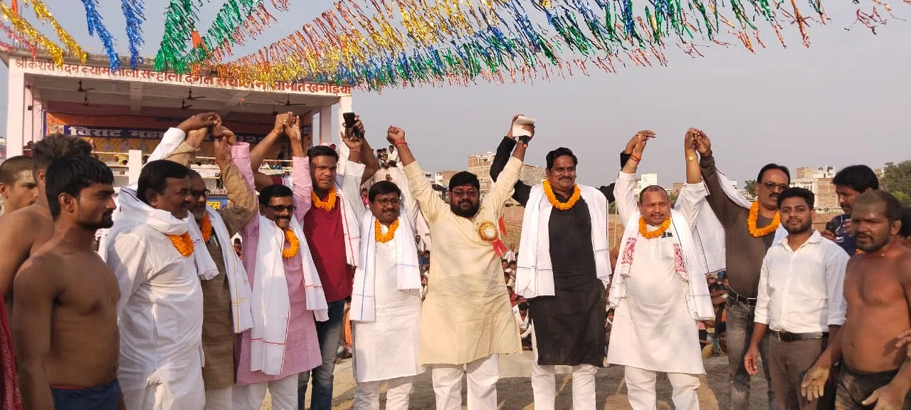 महिला एवं पुरुष पहलवानों का दंगल रहा काफी आकर्षक,जदयू जिलाध्यक्ष बबलू मंडल ने कहा-हमारी पौराणिक परंपरा और कला संस्कृति से जुड़ा खेल है दंगल