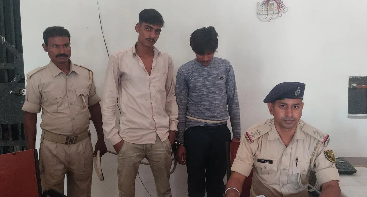 सड़क चलते युवक से मोबाइल झपट कर भाग रहे दो झपटमारों को भीड़ ने दबोचा,की जमकर धुनाई, झपटमारों के पास से देसी कट्टा और कारतूस बरामद