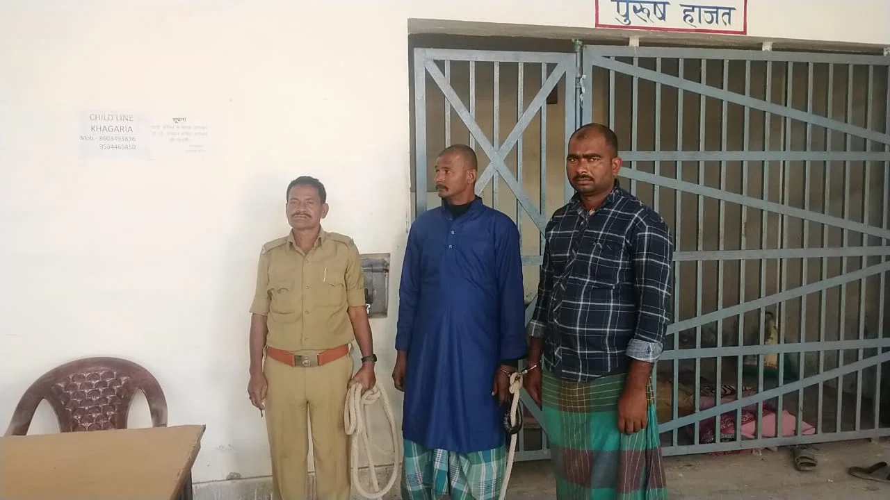 सकरोहर में गोलियां चलाकर लोगों को दहशतजदा करने का आरोपी देसी कट्टा और कारतूस के साथ धराया, आर्म्स एक्ट मामले में दो अन्य गिरफ्तार