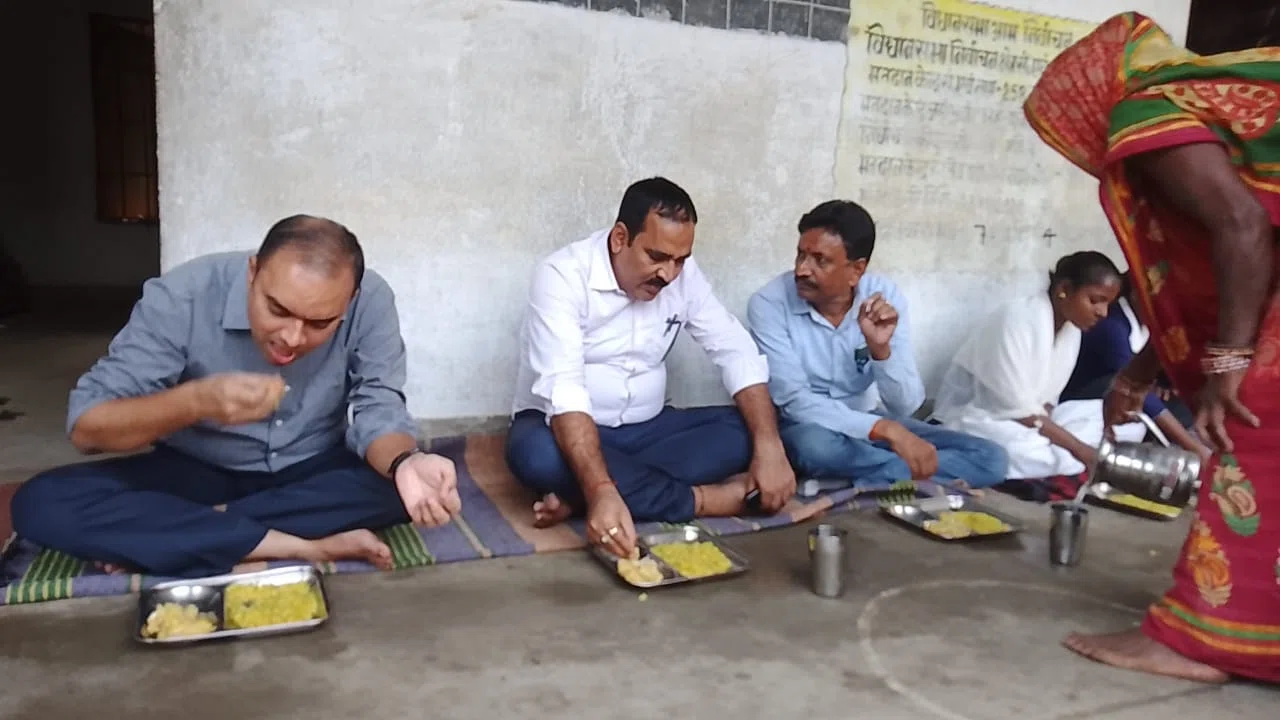 ...और शिक्षक की भूमिका में नजर आए डीएम डॉक्टर आलोक रंजन घोष,सही जबाव देने वाले छात्र-छात्राओं को कलम देकर किया पुरस्कृत
