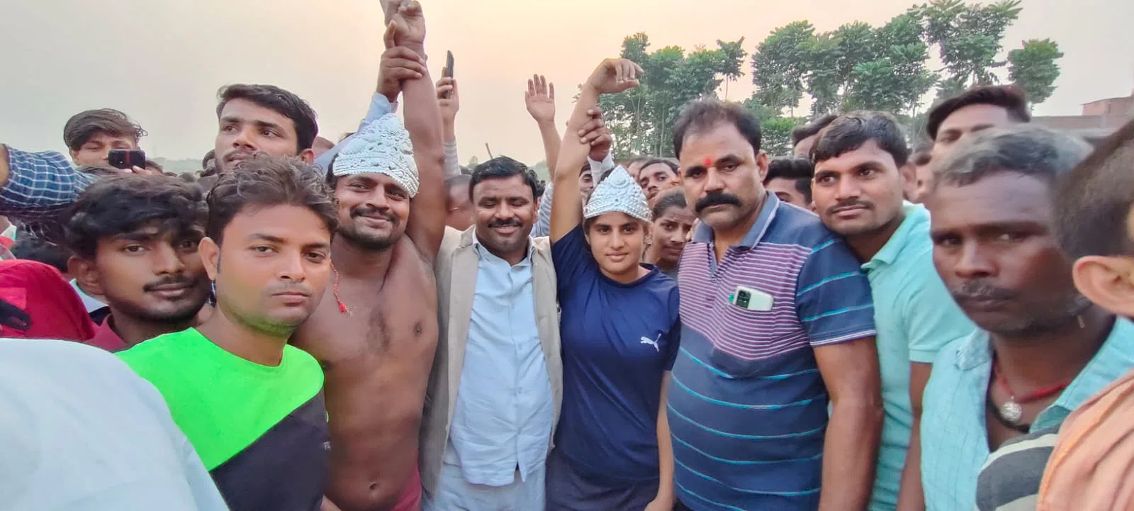 कैथी में आयोजित कुश्ती प्रतियोगिता में कारे पहलवान व काजल कुमारी ने मारी बाजी,चांदी का मुकुट पहनाकर विजेताओं को किया गया सम्मानित