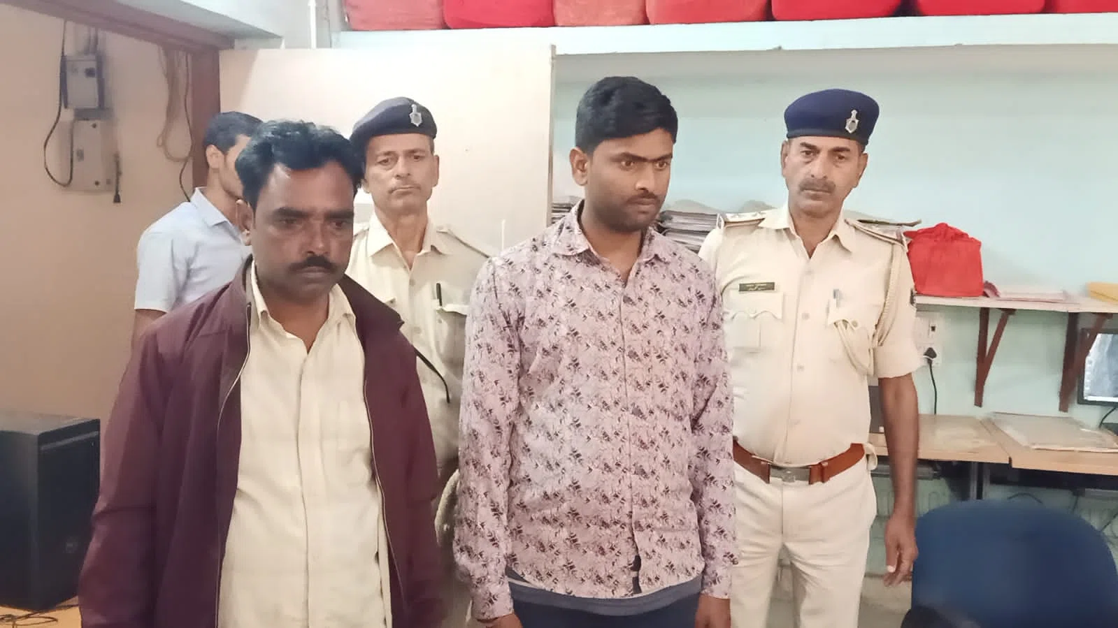 किराना दुकान की आड़ में हो रहा था शराब का कारोबार,पुलिस ने 4लीटर देशी शराब के साथ दबोचा,शराब की तस्करी कर रहा एक तस्कर भी 20लीटर शराब के साथ धराया
