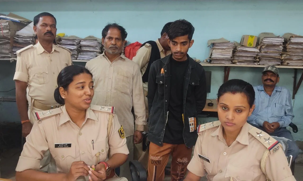 किराना दुकान के आड़ में बाप-बेटा बेच रहा था नेपाली और देसी शराब, शराब के साथ धराया
