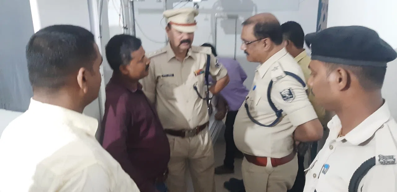बेखौफ बाइक सवार अपराधियों ने सीएसपी संचालक को गोली मारकर किया जख्मी,लूट लिए 5.10 लाख रुपये,पड़ताल में जुटी पुलिस