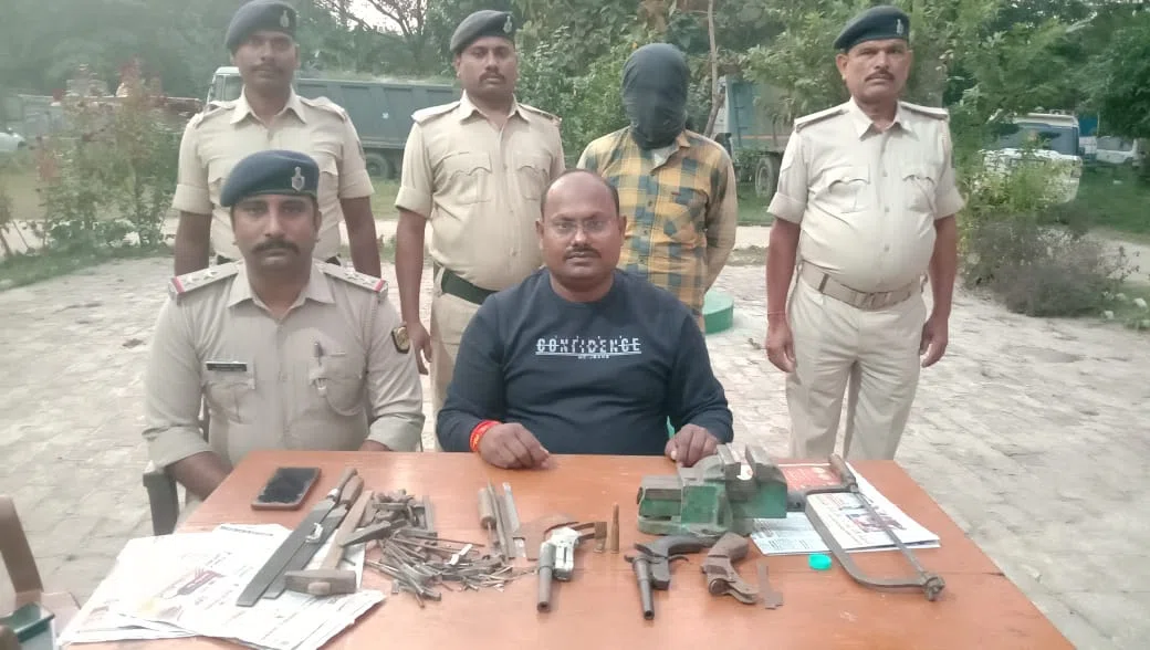 चौथम के अग्रहण स्थित घर में ही मिनी गन फैक्ट्री स्थापित कर रहा था अवैध हथियारों का निर्माण, निर्मित व अर्धनिर्मित हथियार व कारतूस के साथ हथियार का सौदागर धराया