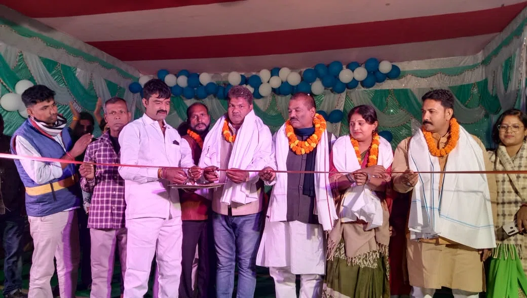 जिप सदस्य प्रवीण कुमार ने आखिर क्यों कहा कि, सभी जगह बह रही विकास की गंगा,यहां एक स्कूल भवन तक नहीं!बौरने स्थान में आयोजित सांस्कृतिक कार्यक्रम का किया उद्घाटन