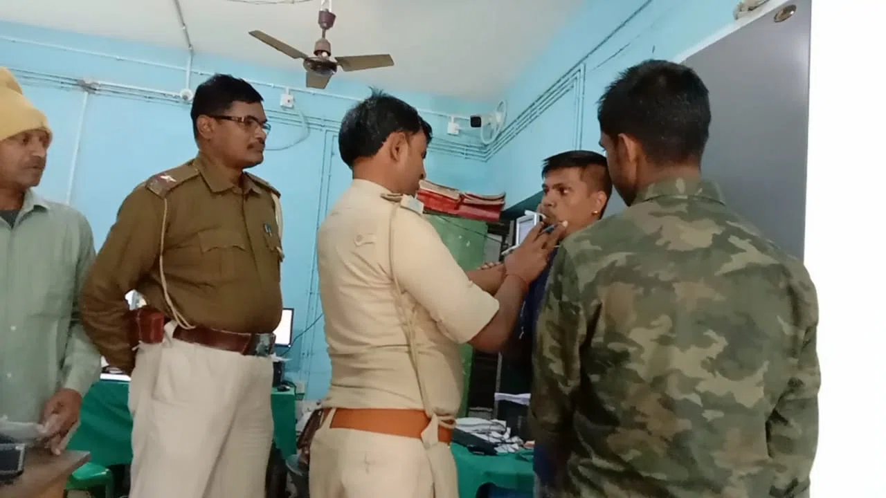 ...और जब एक शराबी ने थाना पहुंचकर थानेदार से ही पूछा 'ऐ साहब बताओ, यहां के बड़ा बाबू कै हैं और कहां हैं?