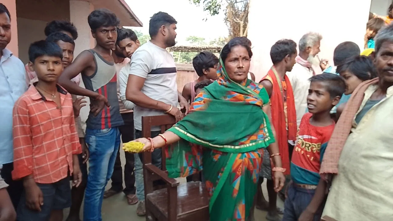मध्याह्न भोजन में पिल्लू देख भड़के छात्र-छात्राओं ने काटा बबाल,वार्ड सदस्य ने कहा-स्कूल कैंपस में ही शाम में बैठकर गांजा पीने वाले एचएम को बच्चों का नहीं रहता ख्याल