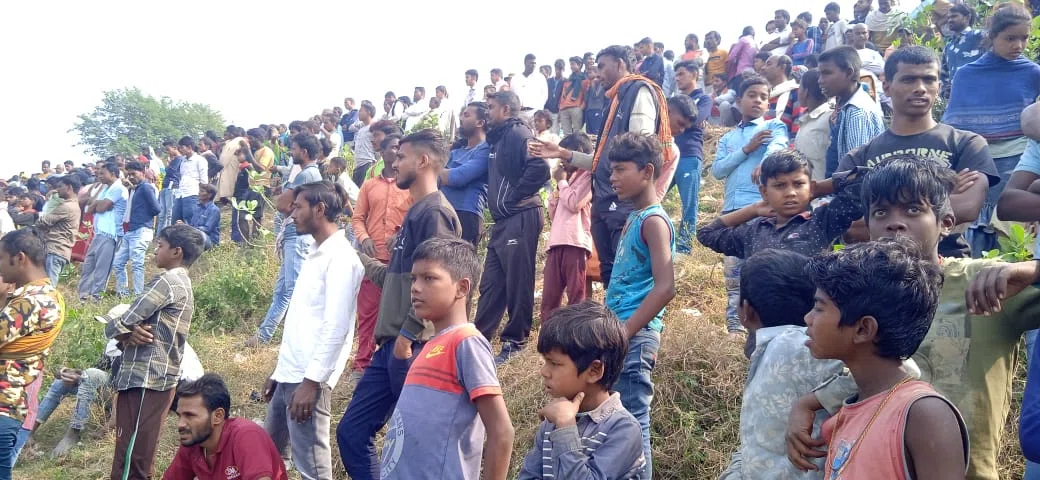 कोसी की उपधारा पार कर रघुबापार बहियार जा रहे मजदूरों की नाव पलटी,2महिलाओं की मौत, स्थानीय लोगों ने 6को बचाया,नाव की जर्जरता बनी हादसे का कारण