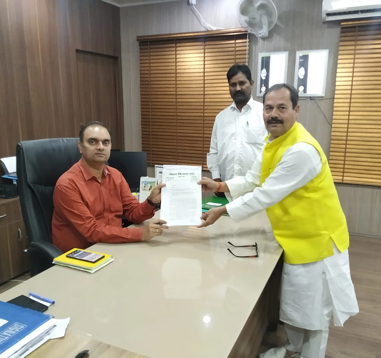 डीएम डॉक्टर आलोक रंजन घोष से मिलकर किसान नेता धीरेन्द्र सिंह टुडू ने सुनाया किसानों का दुखड़ा,कहा-किसानों को नहीं मिल रही सिंचाई की समुचित सुविधा