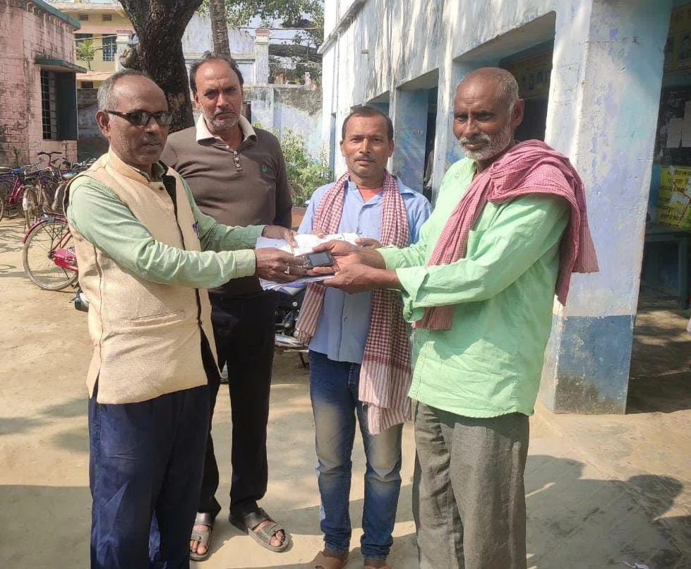 ...और खोया मोबाइल सहित अन्य कागजात पाकर पत्रकार की इमानदारी को आह्लादित पवन ने सराहा