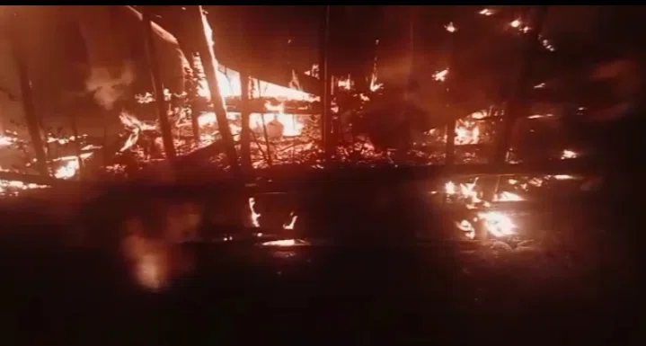 भगवती स्थान के स्टोर रुम में असामाजिक तत्वों ने लगाई आग,लाखों का सामान जलकर खाक