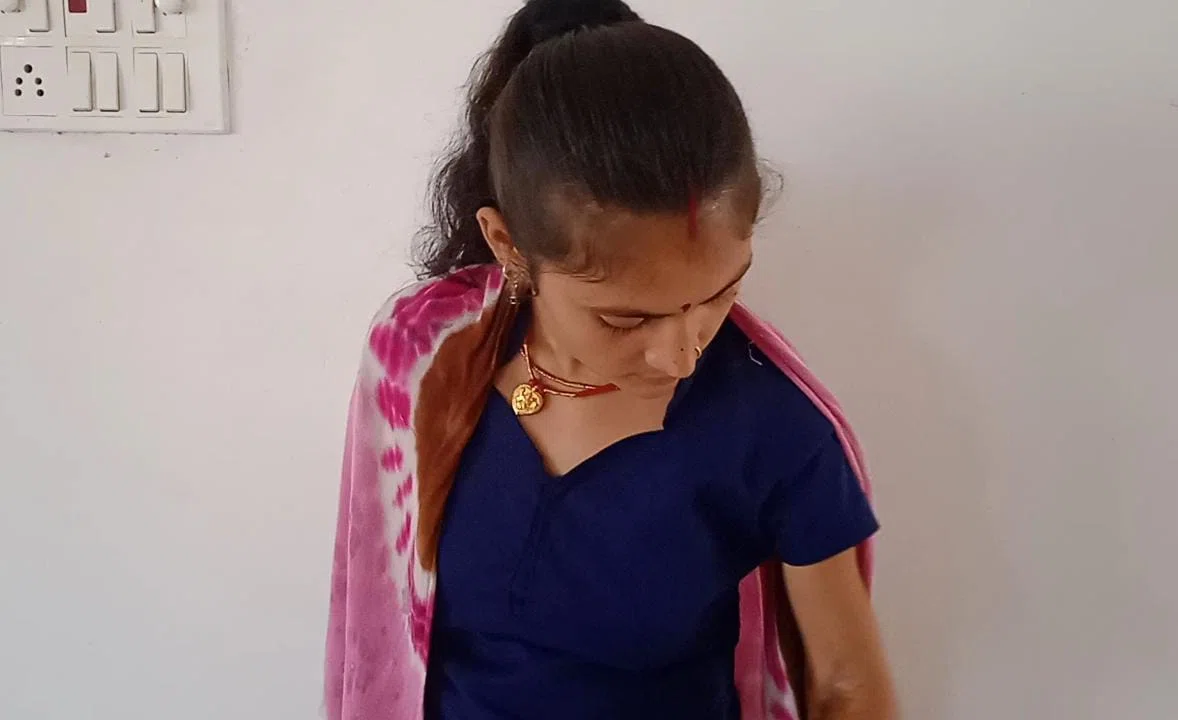 अगर डीएम साहब का आशीर्वाद मिले तो संवर सकती है कृष्णा की जिंदगी, एक घटना में अपना दोनों हाथ गंवा चुकी कृष्णा दिव्यांगों के लिए प्रेरक बनकर पैर से लिख रही अपनी किस्मत