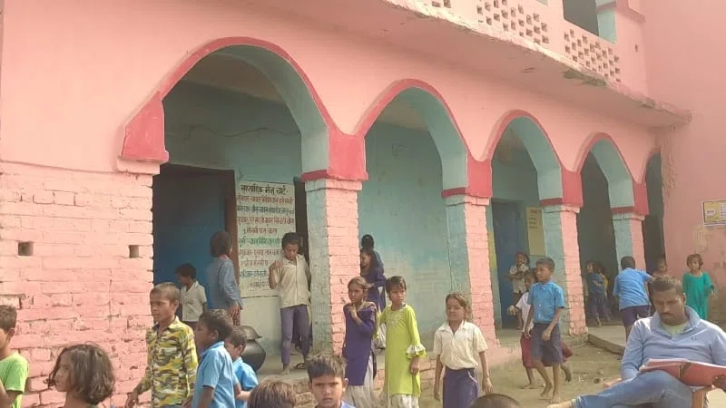 विद्यालय आने-जाने के लिए पगडंडी ही एक मात्र सहारा,बेलदौर के विभिन्न स्कूलों में शुक्रवार को अंडे मिलने की आस बच्चों की नहीं होती पूरी