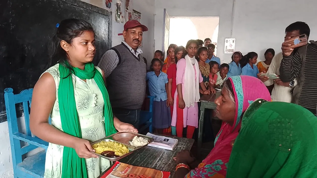 ...और जब एमडीएम देख छात्राओं के परिजन हो गए प्रसन्न,डीएम डॉक्टर आलोक रंजन घोष के निर्देशानुसार स्कूल में आयोजित हुई थी बैठक