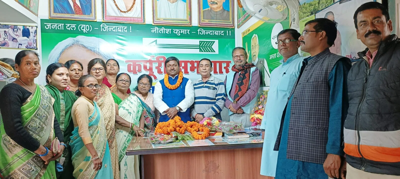 महिला कार्यकर्ताओं ने पुन:जिलाध्यक्ष पद पर मनोनित हुए बबलू मंडल का किया भव्य स्वागत,श्री मंडल ने कहा-पार्टी हाईकमान के विश्वास की कसौटी पर सदैव खड़े उतरते हुए सभी के दु:ख-दर्द के न