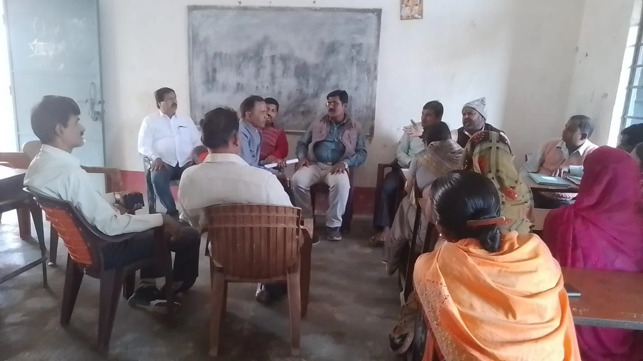 एक छात्रा को असामाजिक तत्वों द्वारा कट्टा दिखाने का मामला पकड़ा तूल,छात्र-छात्राओं, अभिभावकों,शिक्षक-शिक्षिकाओं और जनप्रतिनिधियों ने ऐसे तत्वों को सबक सिखाने की बनाई रणनीति