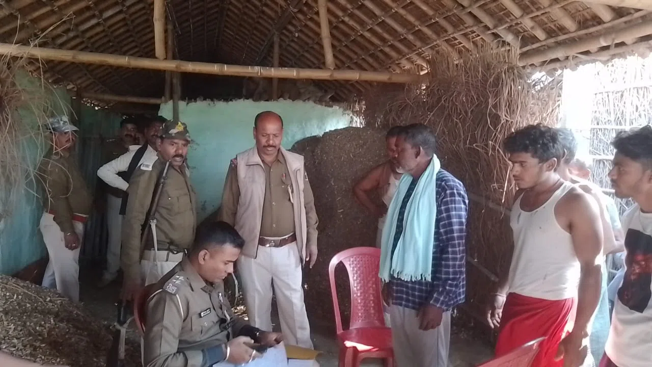 आरोपी के घर की सम्पत्ति को पुलिस ने किया कुर्क, मचा हड़कंप