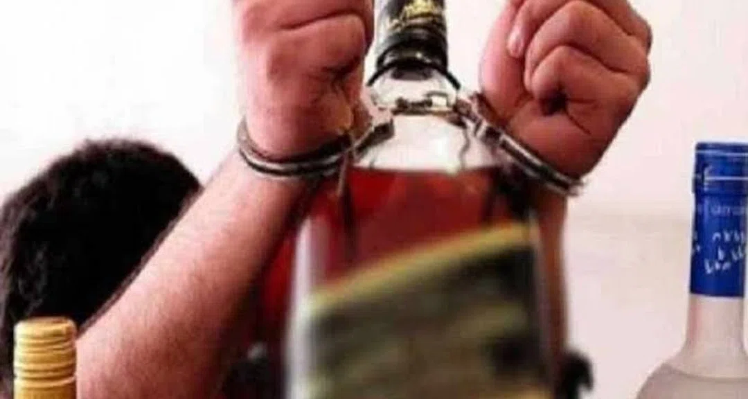 शराब के नशे में चूर होकर शराबी कर रहा था पड़ोसी के साथ गाली गलौज,चढ़े पुलिस के हत्थे