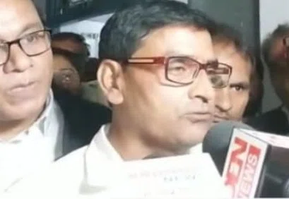 कोर्ट में जज पर अधिवक्ता ने तान दिया पिस्टल,पहुंची पुलिस ने आरोपी अधिवक्ता को किया गिरफ्तार,बचाव में उतरा बार एसोसिएशन,कहा- बैठक के बाद तय होगी आगे की रणनीति, अधिवक्ता का आरोप:जज स