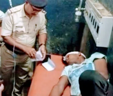 पिस्तौल लेकर कोचिंग सेंटर पहुंचे छात्र ने एक छात्र को मारी गोली,दूसरे को पीट- पीटकर किया घायल,गोली लगने से जख्मी छात्र चिंताजनक हालत में रेफर,महज कोचिंग में बैठने को लेकर हुआ था वि